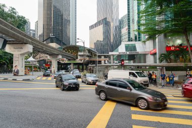 KUALA LUMPUR, MALAYSIA - Kasım 08 2023: KL şehir merkezi manzarasının sokak seviyesi.