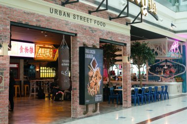 DUBAI, BAE - 21 Şubat 2019: Dubai Uluslararası Havaalanı 'ndaki Daily DXB Şehir Caddesi Yemeği.