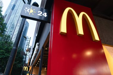 KUALA LUMPUR, MALAYSIA - NOVEMBER 08, 2023: Kuala Lumpur 'daki McDonald' s 'da Altın Kemer işareti. Altın kemerler, küresel fast-food restoran zinciri McDonald 's' ın sembolüdür..