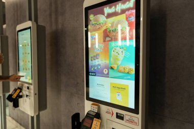 KUALA LUMPUR, MALAYSIA - NOVEMBER 08, 2023: McDonald 's restoranında kendi kendini sipariş veren büfeler. McDonald 's hamburgerleri, kızartmaları ve fast-servis yemekleriyle ünlü küresel bir fast-food zinciri..