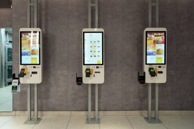 KUALA LUMPUR, MALAYSIA - NOVEMBER 08, 2023: McDonald 's restoranında kendi kendini sipariş veren büfeler. McDonald 's hamburgerleri, kızartmaları ve fast-servis yemekleriyle ünlü küresel bir fast-food zinciri..