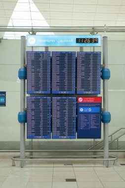DUBAI, BAE - 21 Şubat 2019: Dubai Uluslararası Havaalanı 'ndaki dijital uçuş bilgi ekran sistemi.