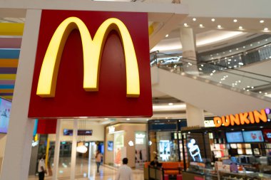 KUALA LUMPUR, MALAYSIA - NOVEMBER 08, 2023: Suria KLCC alışveriş merkezinde görülen Altın Kemer tabelası. Altın kemerler McDonald 's' ın ikonik sembolüdür..