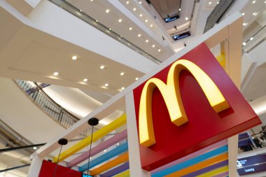 KUALA LUMPUR, MALAYSIA - NOVEMBER 08, 2023: Suria KLCC alışveriş merkezinde görülen Altın Kemer tabelası. Altın kemerler McDonald 's' ın ikonik sembolüdür..