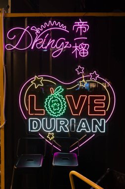 KUALA LUMPUR, MALAYSIA - NOVEMBER 08, 2023: Kuala Lumpur 'daki Durian Hub' da ışıklı neon işaretinin yakın çekimi.