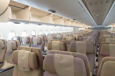BANGKOK, THAILAND - HAZİRAN 09, 2019: Emirates Airbus A380-800 Ekonomi Sınıfı 'nın iç çekimleri. Emirlikler, Birleşik Arap Emirlikleri 'nin kaliteli hizmet sunan iki bayrak taşıyıcısından biri..