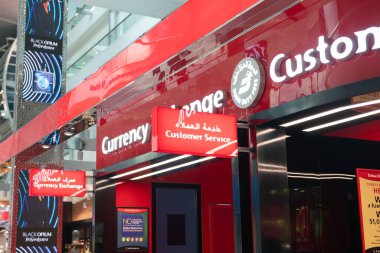 DUBAI, BAE - 21 Şubat 2019: Dubai Uluslararası Havaalanı 'nda görülen müşteri hizmetleri tabelası.