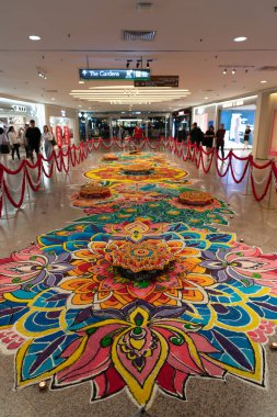 KUALA LUMPUR, MALAYSIA - 09 Kasım 2023: Mid Valley Megamall 'daki Deepavali dekorasyonları. Diwali, ışığın karanlığa ve iyinin kötülüğe karşı zaferi sembolize eden bir Hint ışık festivali..