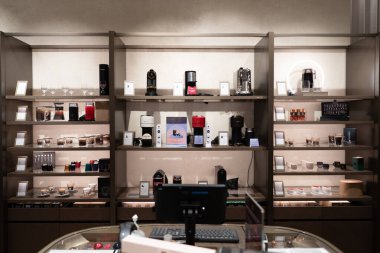 KUALA LUMPUR, MALAYSIA - Kasım 09, 2023: Mid Valley Megamall 'daki Nespresso mağazasında sergilenen eşyalar. Nespresso tek kullanımlık kahve makineleri ve kapsüller üreten bir markadır..