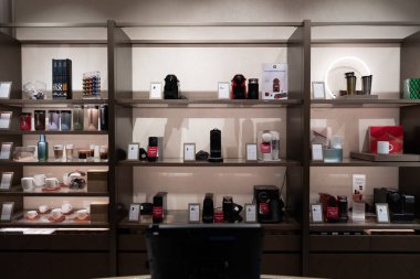 KUALA LUMPUR, MALAYSIA - Kasım 09, 2023: Mid Valley Megamall 'daki Nespresso mağazasında sergilenen eşyalar. Nespresso tek kullanımlık kahve makineleri ve kapsüller üreten bir markadır..