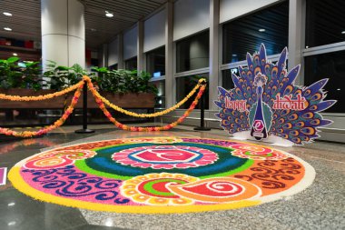 KUALA LUMPUR, MALAYSIA - 10 Kasım 2023: KLIA 'daki Deepavali dekorasyonları. Diwali, ışığın karanlığa ve iyinin kötülüğe karşı zaferi sembolize eden bir Hint ışık festivali..