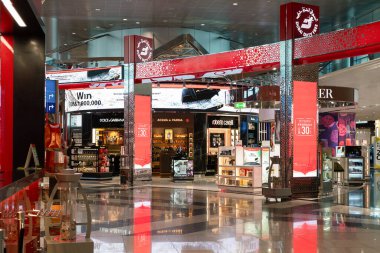 DUBAI, BAE - 21 Şubat 2019: Dubai Uluslararası Havalimanında parfüm şişeleri sergileniyor.