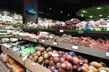 KUALA LUMPUR, MALAYSIA - NOVEMBER 12, 2023: Star Grocer 'da taze meyve ve sebze bölümü, Bandar Sri Damansara' da tanınmış bir süpermarket.