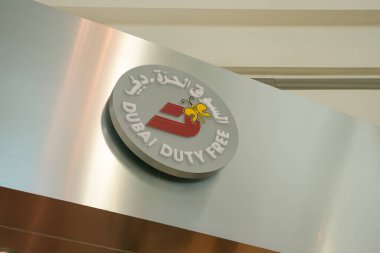 DUBAI, BAE - 21 Şubat 2019: Dubai Uluslararası Havalimanı 'nda Duty Free tabelası.
