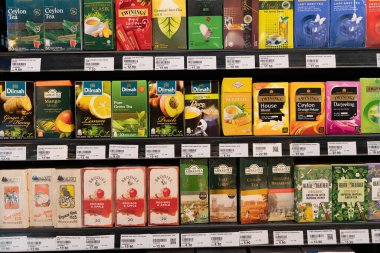 KUALA LUMPUR, MALAYSIA - NOVEMBER 12, 2023: Bandar Sri Damansara 'da tanınmış bir süpermarket olan Star Grocer' da raflardaki çay paketleri.