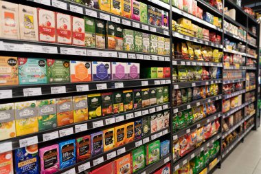 KUALA LUMPUR, MALAYSIA - NOVEMBER 12, 2023: Bandar Sri Damansara 'da tanınmış bir süpermarket olan Star Grocer' da raflardaki çay paketleri.