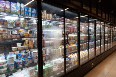 KUALA LUMPUR, MALAYSIA - NOVEMBER 12, 2023: Bandar Sri Damansara 'da tanınmış bir süpermarket olan Star Grocer' daki dondurulmuş vitrinlerde süt ürünleri ve taze ürünler sunuyor..