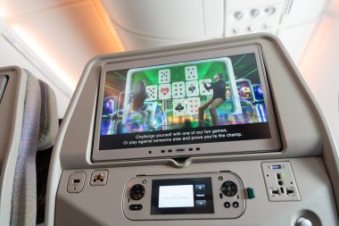 BANGKOK, THAILAND - 09 HAZİRAN 2019: Emirlikler Ekonomi Sınıfı A380-800 'de koltuk arkası eğlence ekranı. Emirates, bir dizi uçuş hizmeti sunan tanınmış bir uluslararası havayolu şirketi..