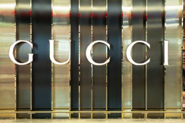 DUBAI, BAE - 21 Şubat 2019: Dubai Uluslararası Havaalanı 'nda görülen Gucci tabelası.