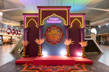 KUALA LUMPUR, MALAYSIA - 14 Kasım 2023: KLIA 'daki Deepavali dekorasyonları. Diwali, ışığın karanlığa ve iyinin kötülüğe karşı zaferi sembolize eden bir Hint ışık festivali..