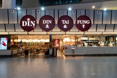 KUALA LUMPUR, MALAYSIA - NOVEMBER 14, 2023: Din Tai Fung domuz olmayan restoran Kuala Lumpur Uluslararası Havaalanı, Terminal 2.