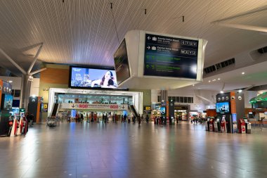 KUALA LUMPUR, MALAYSIA - Kasım 14, 2023: KLIA2 'de kalkış seviyesi. Kalkış seviyesi yolcuların giriş yaptıkları, bagajlarını bıraktıkları ve kapılarına varmadan önce güvenliğe geçtikleri yer..