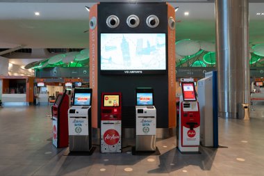 KUALA LUMPUR, MALAYSIA - Kasım 14, 2023: KLIA2 'de kendi kendini kontrol eden kiosklar. Kişisel kayıt, yolcuların giriş yapmak için kiosk kullandıkları ve kendilerini yazdırdıkları bir süreçtir..
