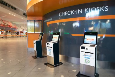 KUALA LUMPUR, MALAYSIA - Kasım 14, 2023: KLIA2 'de kendi kendini kontrol eden kiosklar. Kişisel kayıt, yolcuların giriş yapmak için kiosk kullandıkları ve kendilerini yazdırdıkları bir süreçtir..