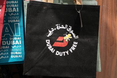 DUBAI, BAE - 21 Şubat 2019: Dubai Uluslararası Havaalanında satılık çantalar.