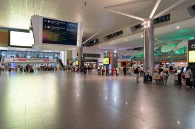 KUALA LUMPUR, MALAYSIA - Kasım 14, 2023: KLIA2 'de kalkış seviyesi. Kalkış seviyesi yolcuların giriş yaptıkları, bagajlarını bıraktıkları ve kapılarına varmadan önce güvenliğe geçtikleri yer..