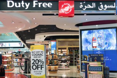 DUBAI, BAE - 21 Şubat 2019: Dubai Uluslararası Havalimanında vergisiz alkol içecekleri sergileniyor.