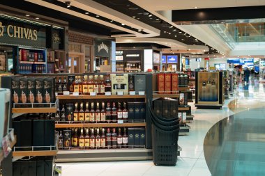 DUBAI, BAE - 21 Şubat 2019: Dubai Uluslararası Havalimanında vergisiz alkol içecekleri sergileniyor.