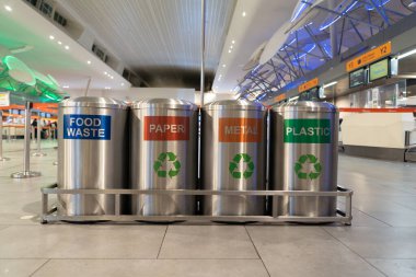 KUALA LUMPUR, MALAYSIA - Kasım 14, 2023: KLIA2 'de görülen gıda atığı, metal, kağıt ve plastik çöp bidonları. Bu ayrı kutular etkin atık sıralama ve yeniden işleme için kullanılır.