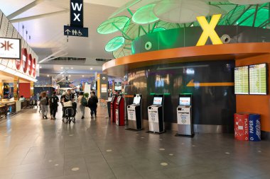 KUALA LUMPUR, MALAYSIA - Kasım 14, 2023: KLIA2 'de kendi kendini kontrol eden kiosklar. Kişisel kayıt, yolcuların giriş yapmak için kiosk kullandıkları ve kendilerini yazdırdıkları bir süreçtir..