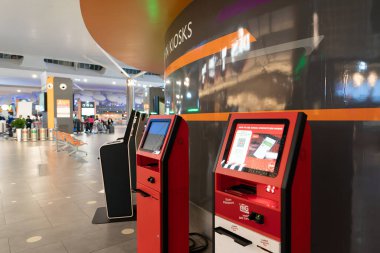 KUALA LUMPUR, MALAYSIA - Kasım 14, 2023: KLIA2 'de kendi kendini kontrol eden kiosklar. Kişisel kayıt, yolcuların giriş yapmak için kiosk kullandıkları ve kendilerini yazdırdıkları bir süreçtir..