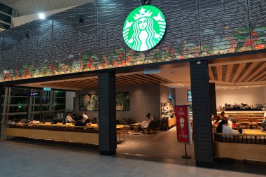 KUALA LUMPUR, MALAYSIA - 14 Kasım 2023: KLIA2 'deki Starbucks Kahvesi' nin girişi. Starbucks, özel kahve içecekleri ve hamur işleriyle bilinen küresel çapta tanınan bir kahve dükkanı zinciri..