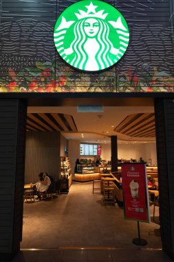 KUALA LUMPUR, MALAYSIA - 14 Kasım 2023: KLIA2 'deki Starbucks Kahvesi' nin girişi. Starbucks, özel kahve içecekleri ve hamur işleriyle bilinen küresel çapta tanınan bir kahve dükkanı zinciri..