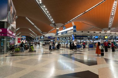 KUALA LUMPUR, MALAYSIA - 15 Kasım 2023: KLIA kontrol bölgesi. Kayıt işlemlerinde, havayolu personeli ile iletişim halinde olan yolcular belgelerini doğrulamak, bagajlarını kontrol etmek ve uçuş kartı almak için bulunurlar..