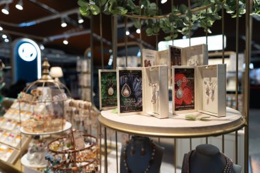 KUALA LUMPUR, MALAYSIA - 15 Kasım 2023: Kuala Lumpur Uluslararası Havalimanı 'ndaki Borneo İnci mağazasında mücevher sergileniyor.