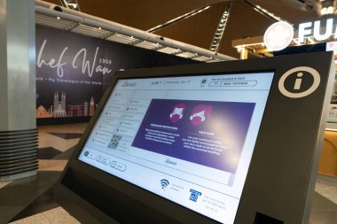 KUALA LUMPUR, MALAYSIA - 15 Kasım 2023: KLIA 'daki etkileşimli bilgi kioskunun yakın çekimi. Bu dijital bir görüntüdür. Gezginlere kişisel hizmet ve yardım sunar..