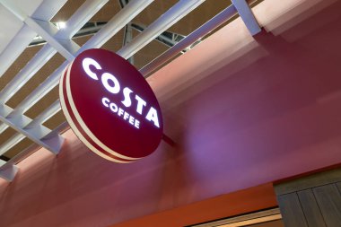 KUALA LUMPUR, MALAYSIA - 15 Kasım 2023: KLIA 'da görülen Kosta Kahvesi tabelası. Costa Coffee, çeşitli kahve çeşitleriyle bilinen bir İngiliz kahve dükkanı zinciri..
