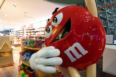 KUALA LUMPUR, MALAYSIA - 15 Kasım 2023: KLIA 'da gerçek boyutlu M ve M rakamları sergilenmektedir. M ve M, renkli çikolata kaplı şekerler ve sembolik maskotlarıyla tanınan popüler bir şeker markasıdır..