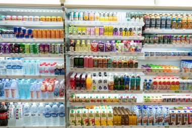 KOTA BHARU, MALAYSIA - 16 Kasım 2023: Kota Bharu 'daki 7-Eleven mağazasının içi. 7-Eleven, yiyecek, içecek ve temel ihtiyaçlar sunan küresel bir market zinciri..
