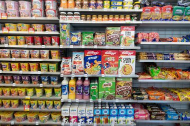 KOTA BHARU, MALAYSIA - 16 Kasım 2023: Kota Bharu 'daki 7-Eleven mağazasının içi. 7-Eleven, yiyecek, içecek ve temel ihtiyaçlar sunan küresel bir market zinciri..