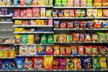 KOTA BHARU, MALAYSIA - 16 Kasım 2023: Kota Bharu 'daki 7-Eleven mağazasının içi. 7-Eleven, yiyecek, içecek ve temel ihtiyaçlar sunan küresel bir market zinciri..