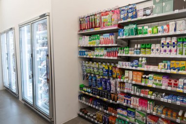 KOTA BHARU, MALAYSIA - 16 Kasım 2023: Kota Bharu 'daki 7-Eleven mağazasının içi. 7-Eleven, yiyecek, içecek ve temel ihtiyaçlar sunan küresel bir market zinciri..