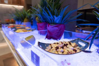 KOTA BHARU, MALAYSIA - 17 Kasım 2023: Ibis Styles Kota Bharu 'daki Streats restoranında kahvaltı büfesi.