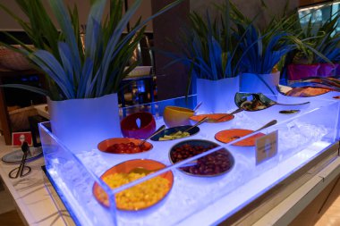 KOTA BHARU, MALAYSIA - 17 Kasım 2023: Ibis Styles Kota Bharu 'daki Streats restoranında kahvaltı büfesi.