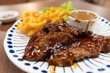 KOTA BHARU, MALAYSIA - 17 Kasım 2023: Kota Bharu 'daki Nik Coffee' de servis edilen kuzu pirzolası.