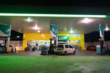 KOTA BHARU, MALAYSIA - 17 Kasım 2023: Kota Bharu 'daki bir Petronas benzin istasyonunun sokak manzarası.